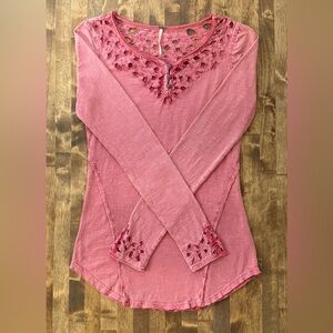 Free People XS Pink Crochet Detail Long Sleeve Top – Excellent Condition